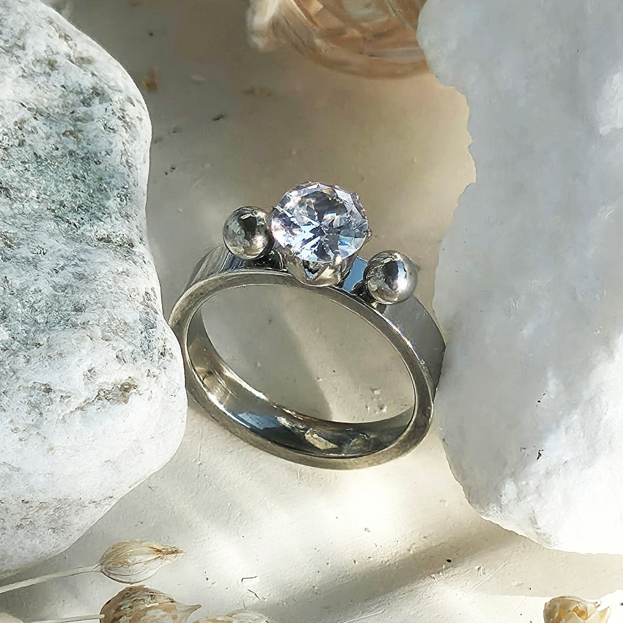 Inel cu piatră centrală și bile laterale Oțel Inoxidabil Argintiu - Hipoalergenic