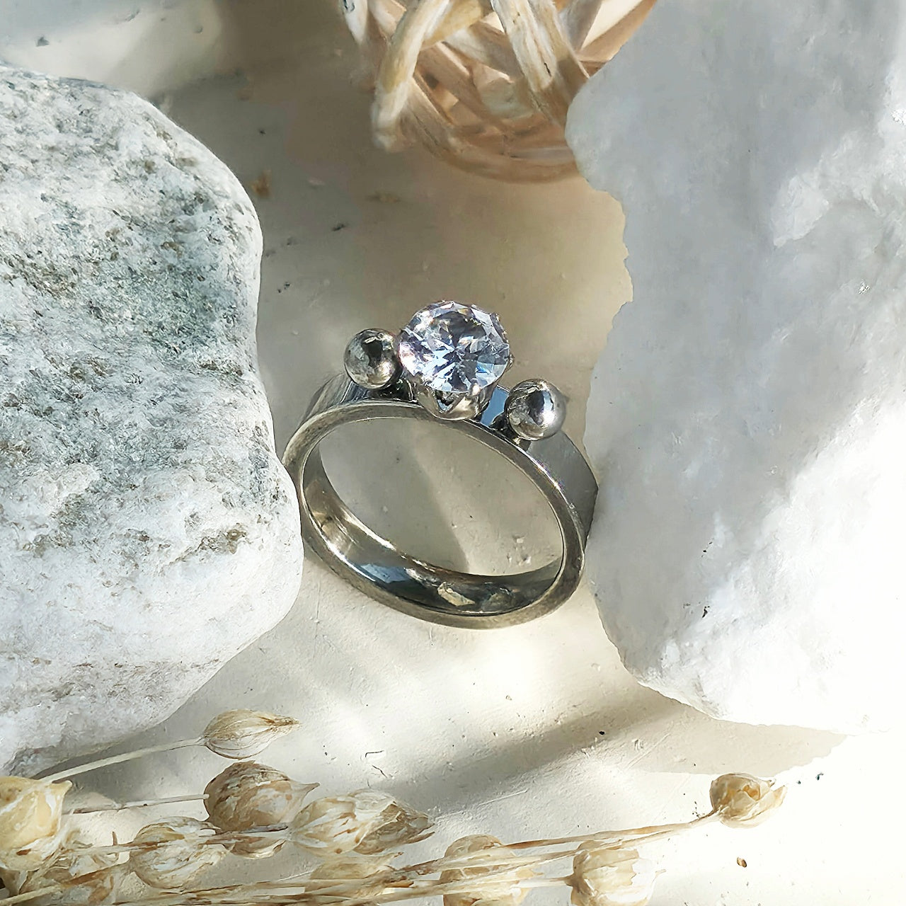 Inel cu piatră centrală și bile laterale Oțel Inoxidabil Argintiu - Hipoalergenic