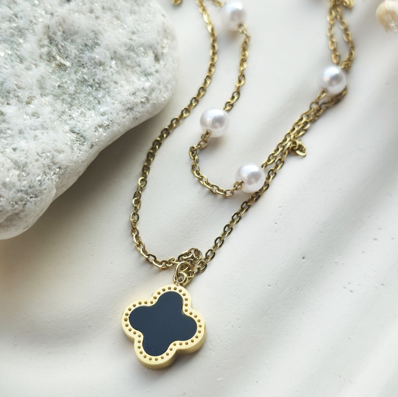 Lănțișor Inox Auriu Dublu Layered cu Perle și Pandantiv Trifoi Negru Alhambra - Elegant - Hipoalergenic