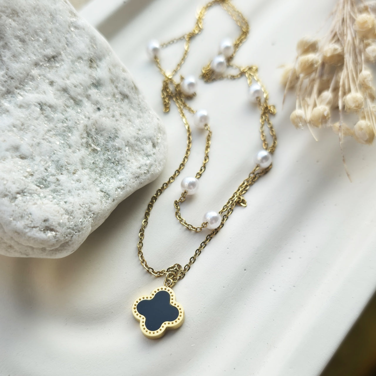 Lănțișor Inox Auriu Dublu Layered cu Perle și Pandantiv Trifoi Negru Alhambra - Elegant - Hipoalergenic