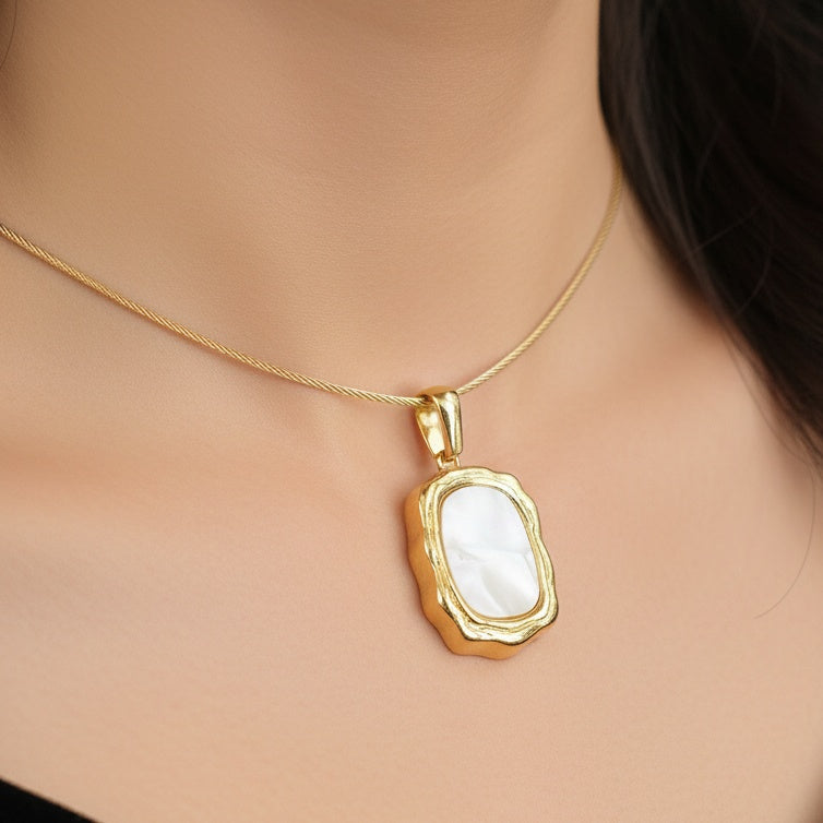 Lănțișor Inox Twisted Auriu cu Pandantiv Sidef - Boho - Hipoalergenic