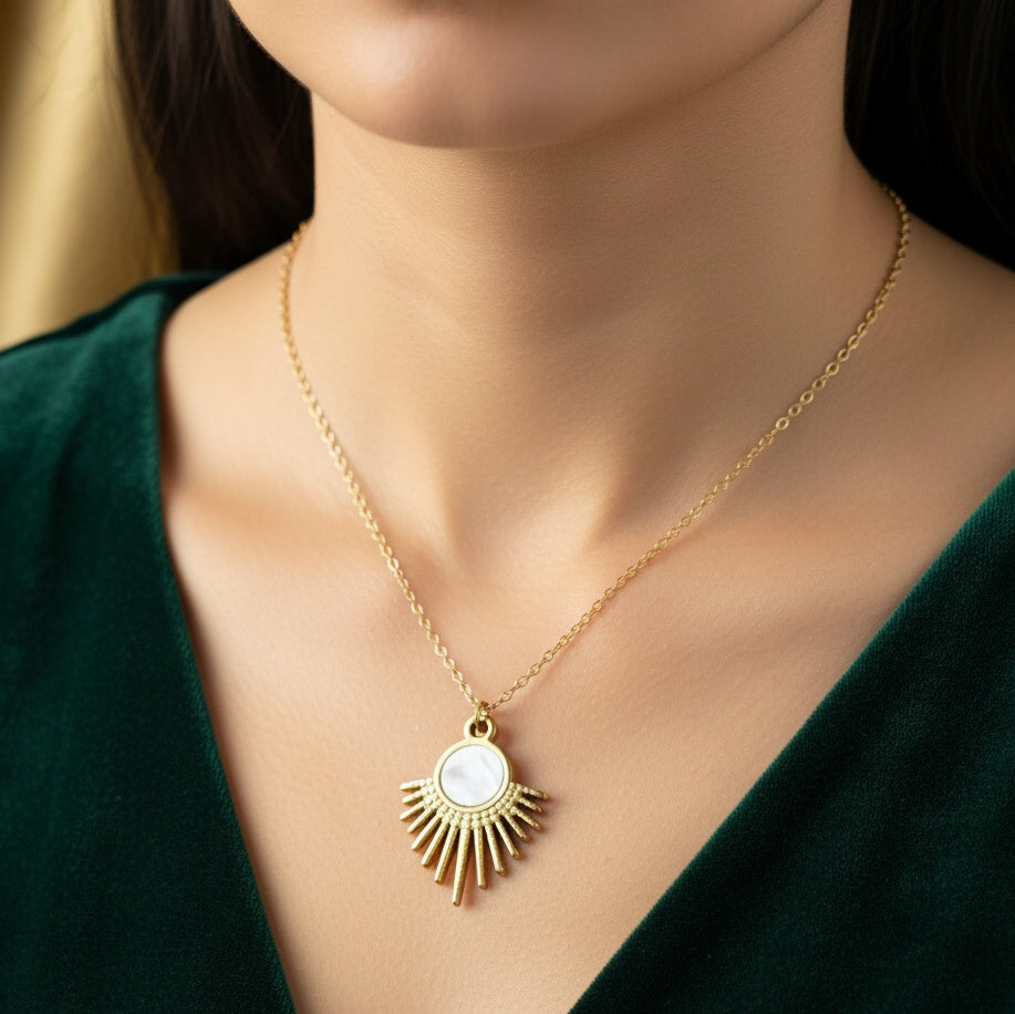 Lănțișor Inox Cable Auriu cu Pandantiv Soare Sidef - Boho - Hipoalergenic