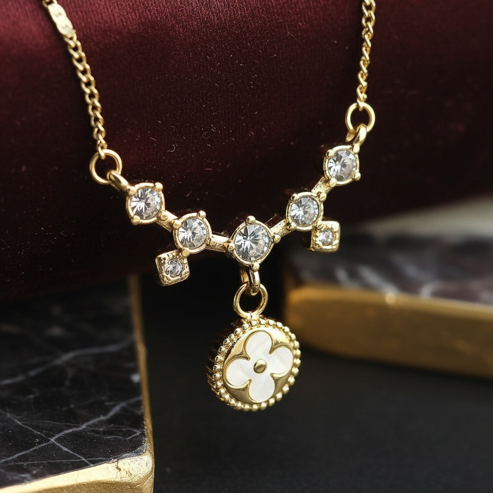 Lănțișor Inox Curb Auriu cu Pandantiv Sidef și Cristale V - Elegant - Hipoalergenic