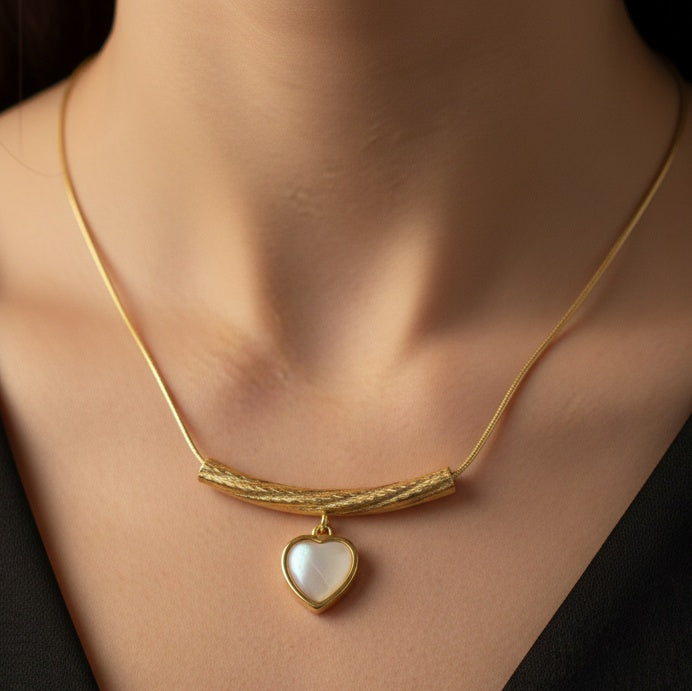 Lănțișor Inox Snake Auriu cu Pandantiv Inimă Sidef - Elegant-Romantic - Hipoalergenic