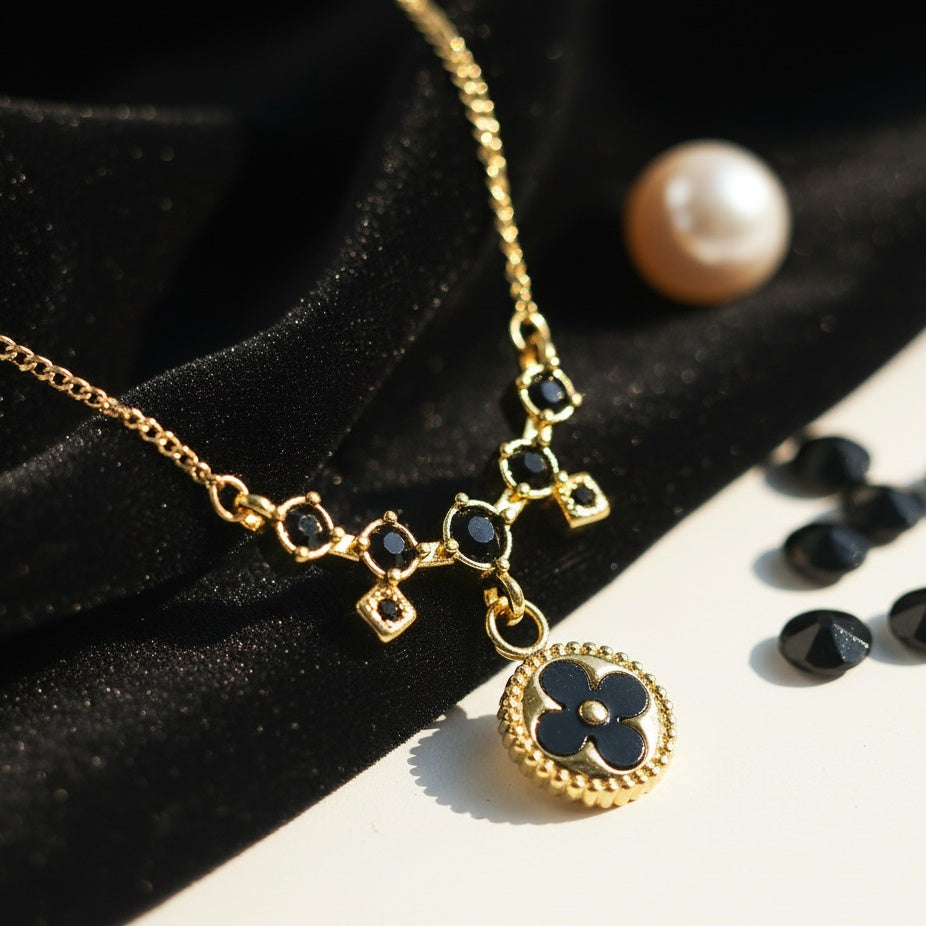 Lănțișor Inox Cable Auriu cu Pandantiv Floral Negru și Cristale - Glamour - Hipoalergenic