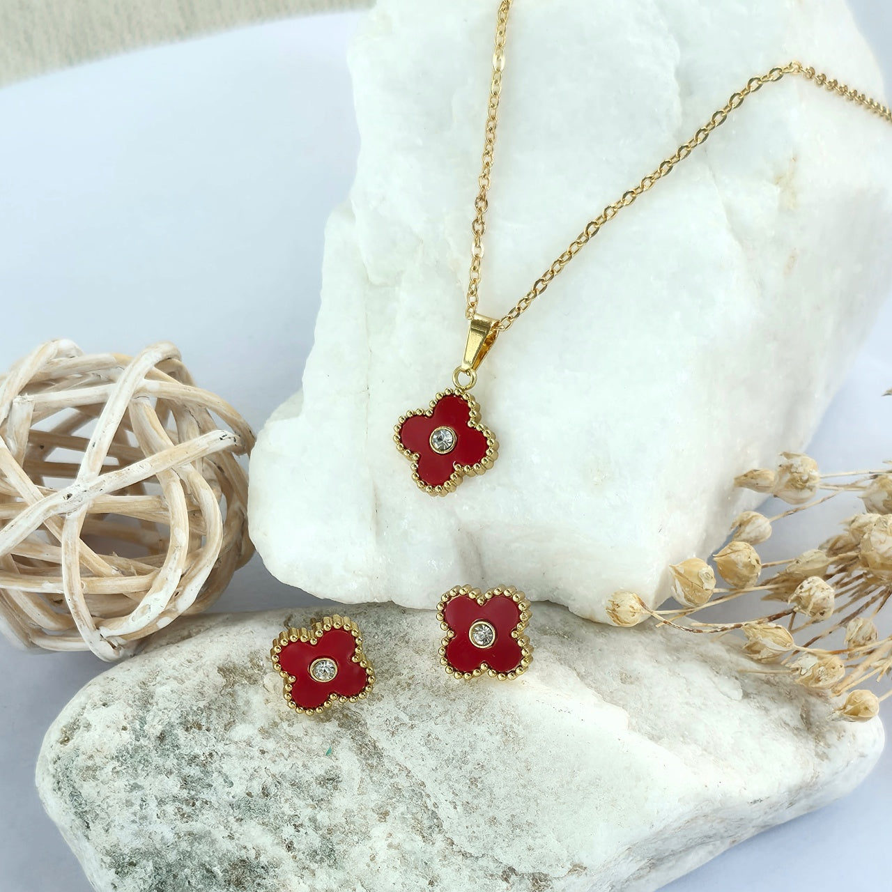 Set Lănțișor și Cercei Inox Auriu cu Pandantiv Trifoi Roșu Alhambra - Elegant - Hipoalergenic