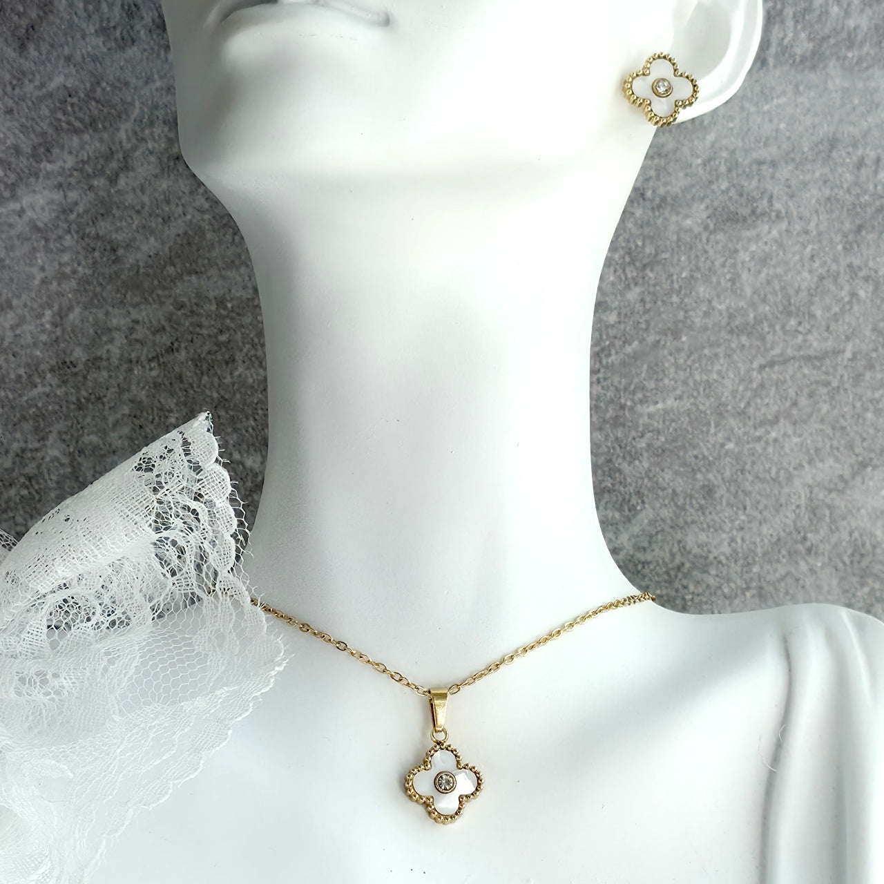 Set Lănțișor și Cercei Inox Auriu cu Pandantiv Trifoi Sidef Alb Alhambra - Elegant - Hipoalergenic