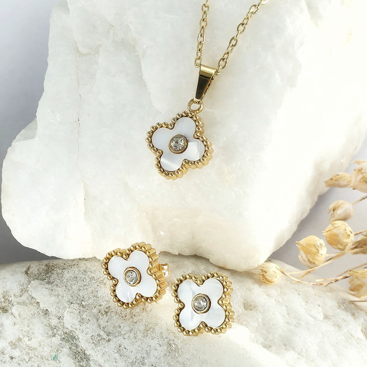 Set Lănțișor și Cercei Inox Auriu cu Pandantiv Trifoi Sidef Alb Alhambra - Elegant - Hipoalergenic