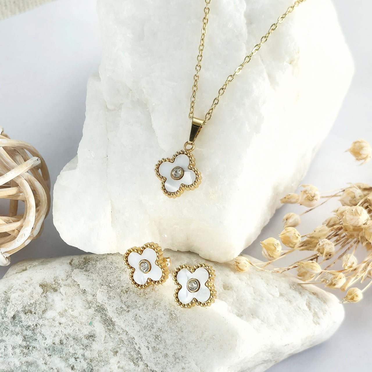 Set Lănțișor și Cercei Inox Auriu cu Pandantiv Trifoi Sidef Alb Alhambra - Elegant - Hipoalergenic