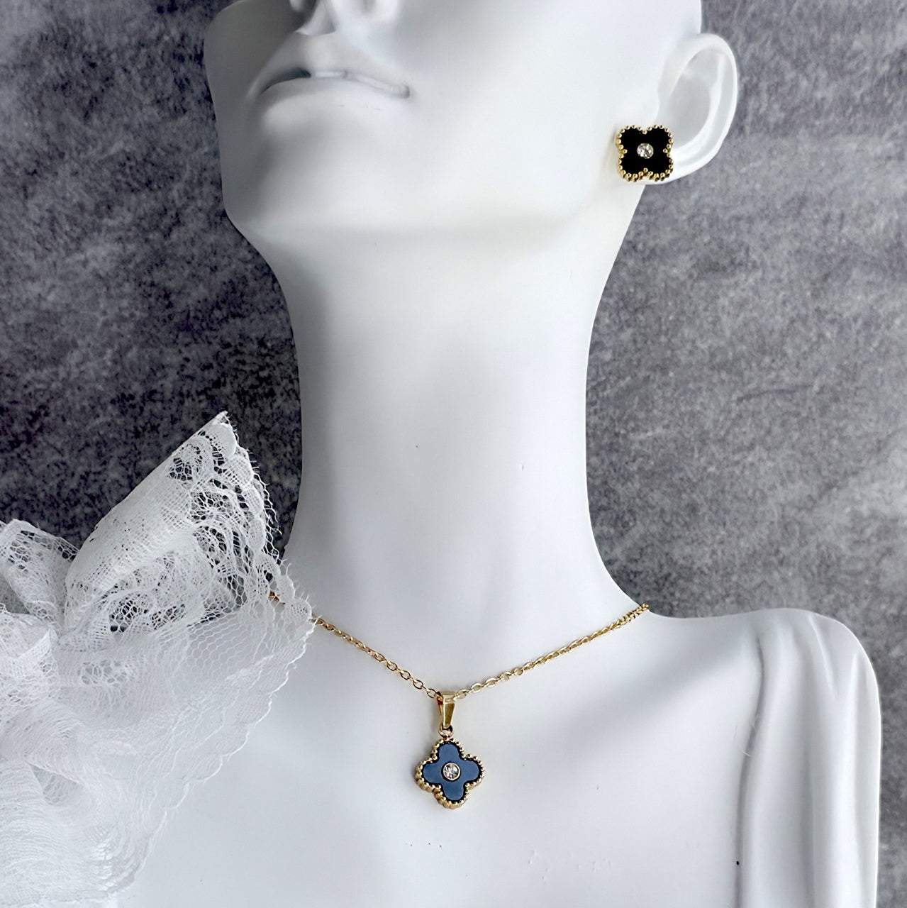 Set Lănțișor și Cercei Inox Auriu cu Pandantiv Trifoi Negru Alhambra - Elegant - Hipoalergenic