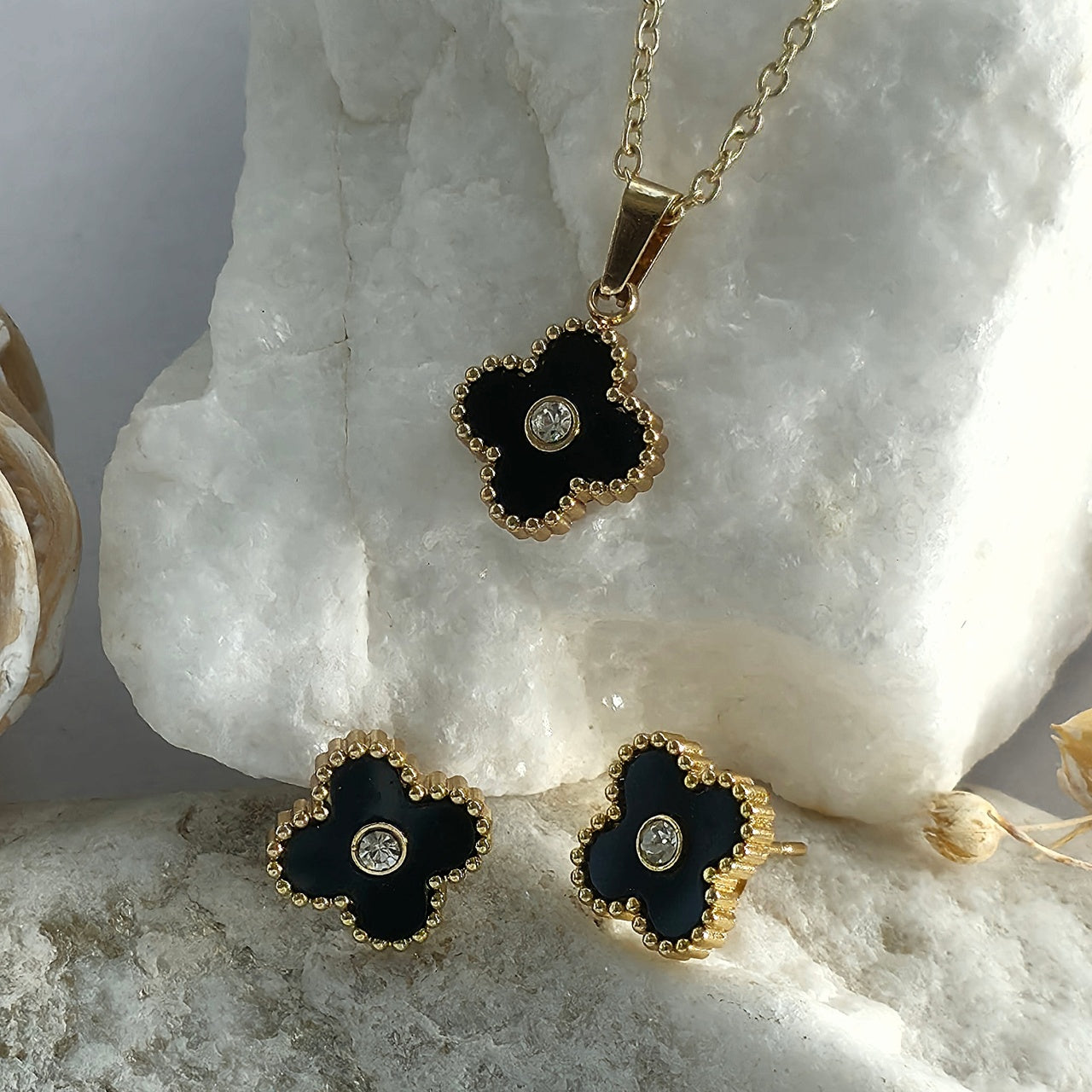 Set Lănțișor și Cercei Inox Auriu cu Pandantiv Trifoi Negru Alhambra - Elegant - Hipoalergenic