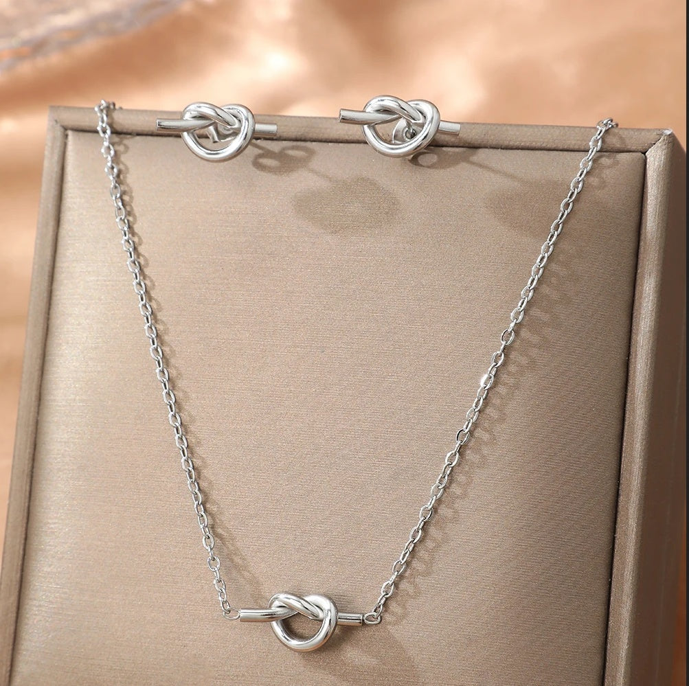 Set Lănțișor Inox Cable Argintiu cu Pandantiv Nod și Cercei - Minimalist - Hipoalergenic