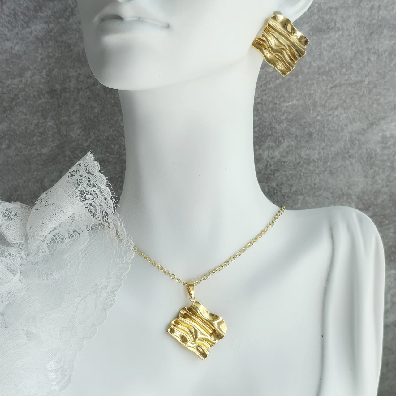 Set Lănțișor și Cercei Inox Auriu Pătrat Crinkled - Statement - Hipoalergenic