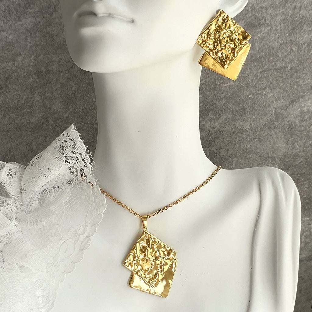 Set Lănțișor și Cercei Inox Auriu Pătrat Hammered - Artizanal - Hipoalergenic