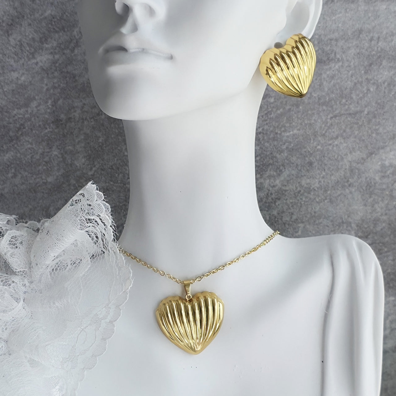 Set Lănțișor și Cercei Inox Auriu Inimă Canalată - Romantic - Hipoalergenic