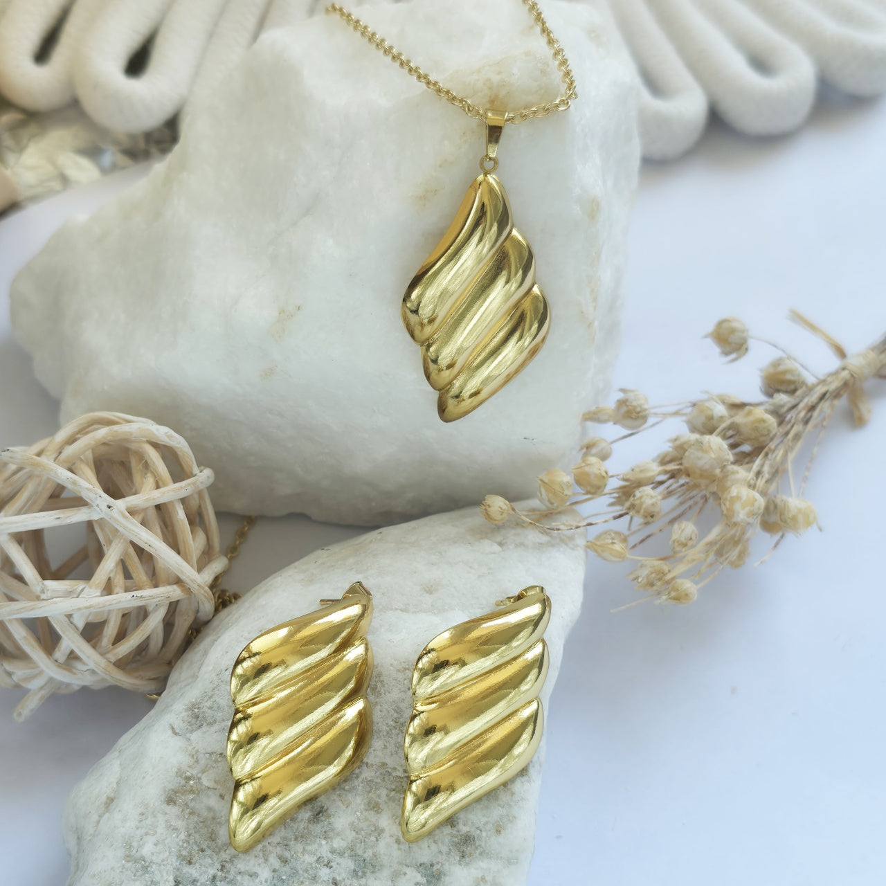 Set Lănțișor și Cercei Inox Auriu Frunză Torsionată - Elegant - Hipoalergenic