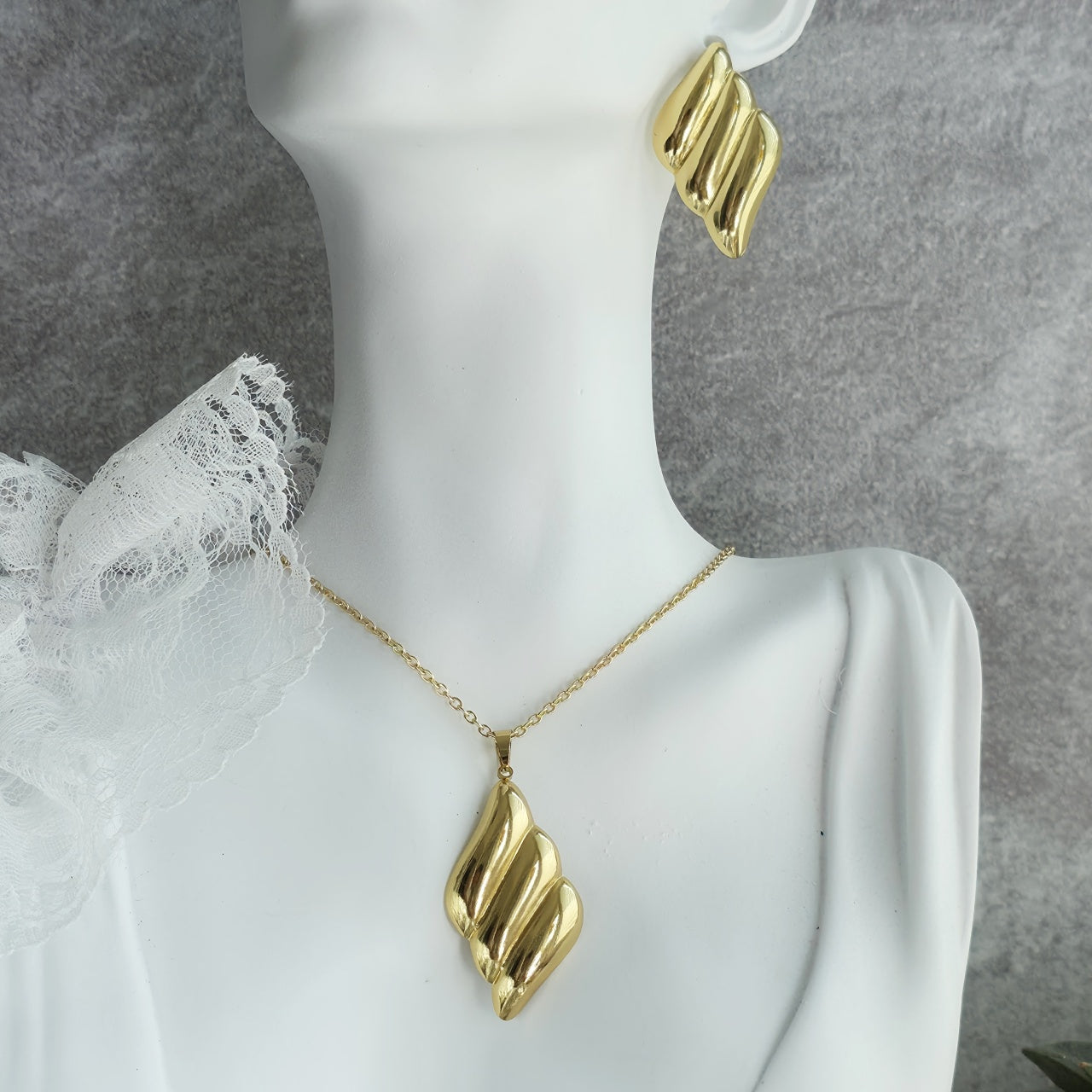 Set Lănțișor și Cercei Inox Auriu Frunză Torsionată - Elegant - Hipoalergenic