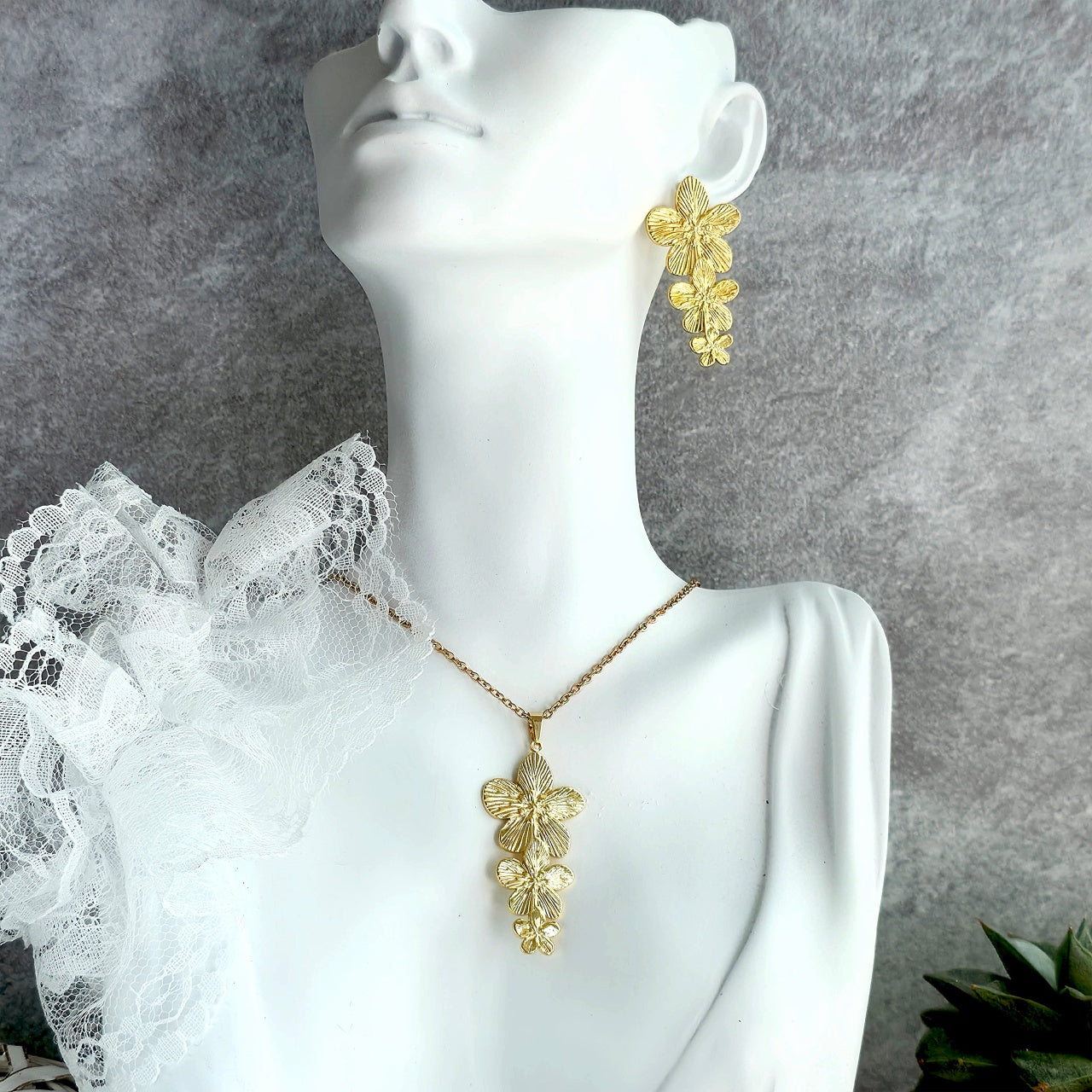 Set Lănțișor și Cercei Inox Auriu cu Pandantiv Cascadă Flori - Romantic - Hipoalergenic