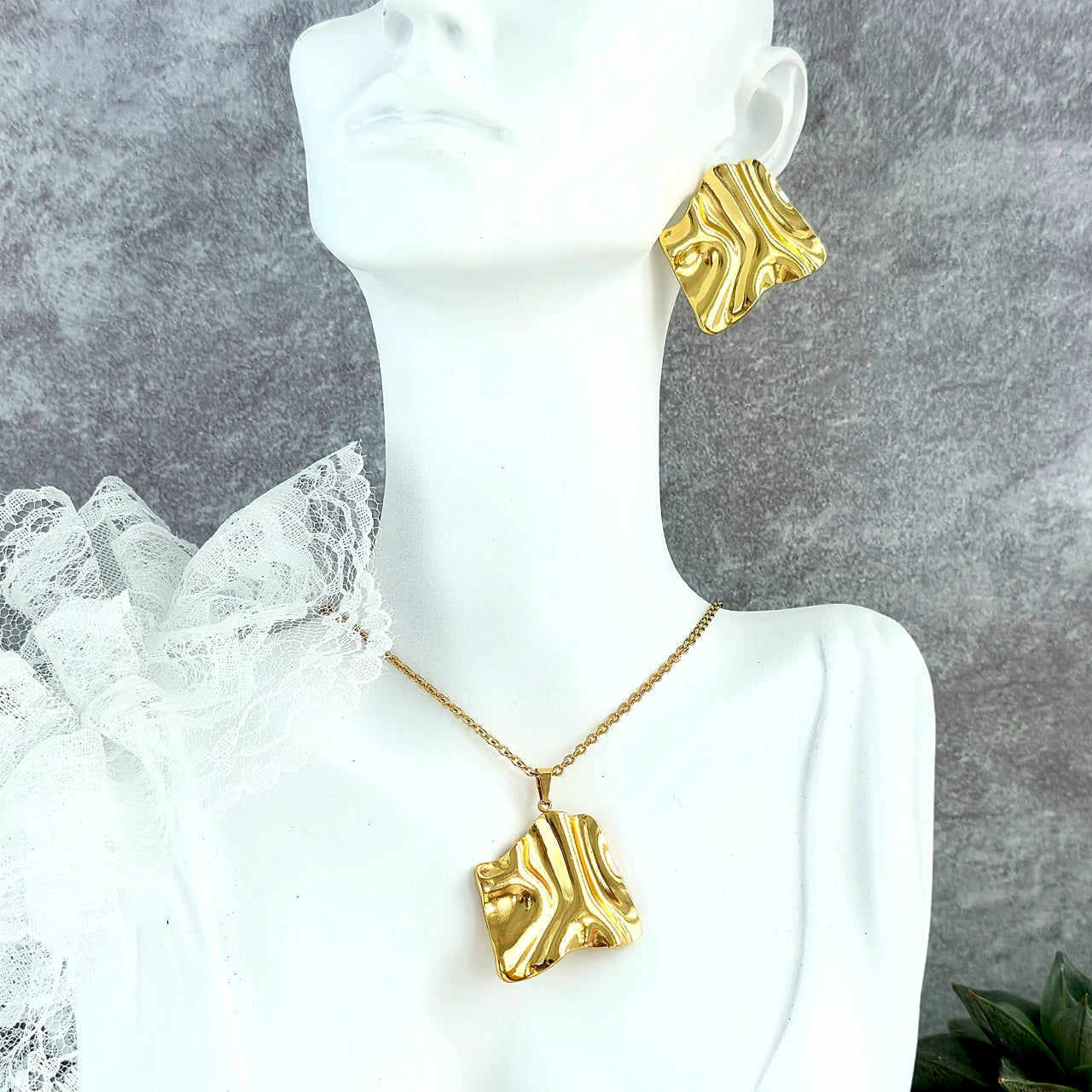 Set Lănțișor și Cercei Inox Auriu Ondulat Abstract - Statement - Hipoalergenic