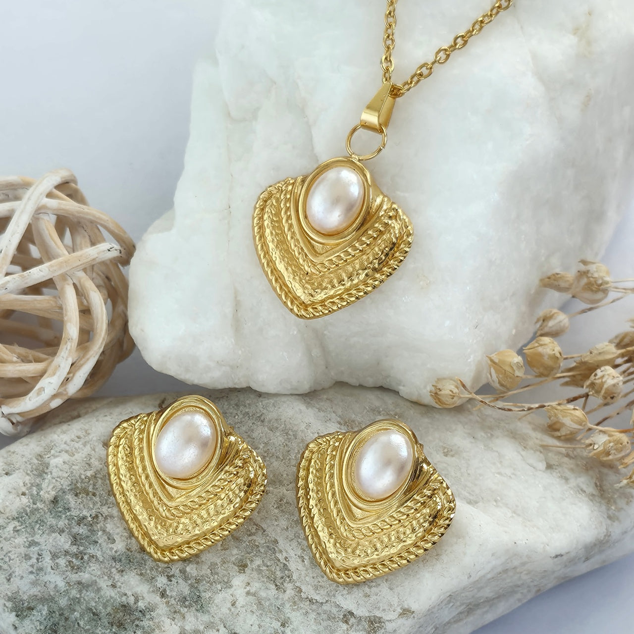 Set Lănțișor și Cercei Inox Auriu cu Pandantiv Evantai și Perlă - Elegant - Hipoalergenic