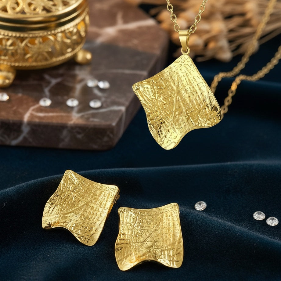 Set Lănțișor și Cercei Inox Auriu Pătrat Gravat Hașurat - Modern - Hipoalergenic