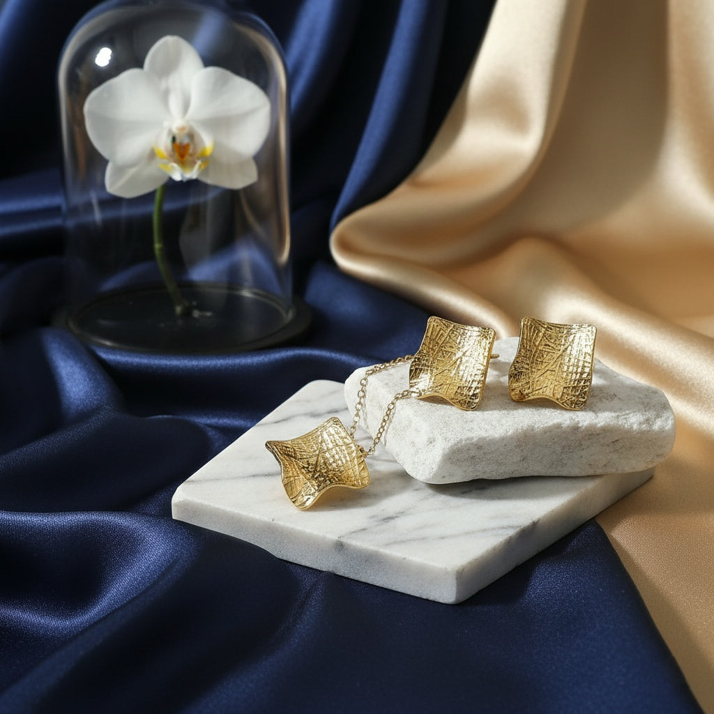 Set Lănțișor și Cercei Inox Auriu Pătrat Gravat Hașurat - Modern - Hipoalergenic