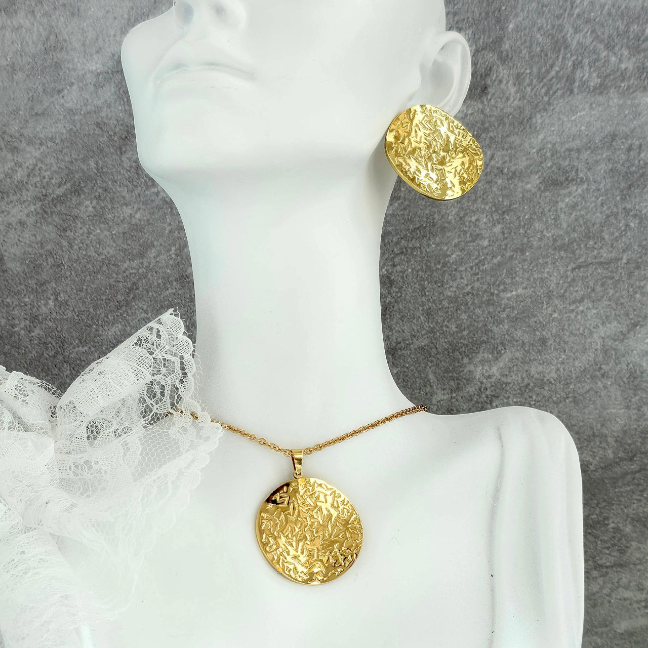 Lănțișor Inox Cable Auriu cu Pandantiv Disc Texturat Hammered - Boho - Hipoalergenic