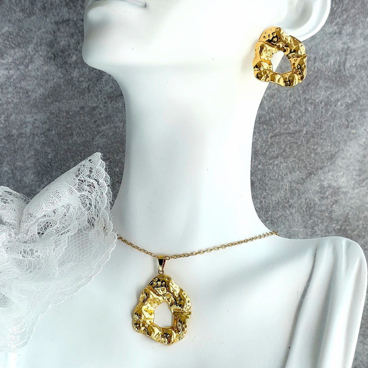 Set Lănțișor și Cercei Inox Auriu Formă Organică cu Decupaj - Artizanal - Hipoalergenic