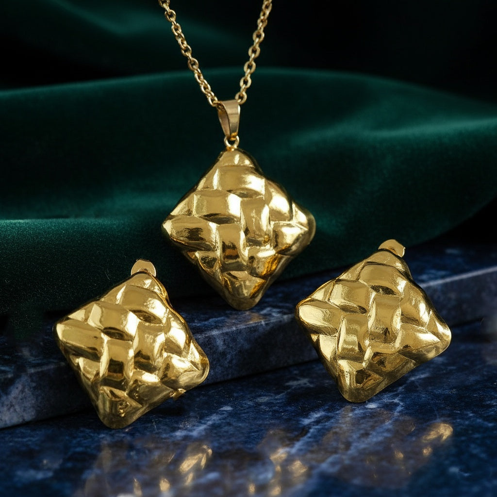 Set Lănțișor și Cercei Inox Auriu cu Pandantiv Romb Quilted - Elegant - Hipoalergenic