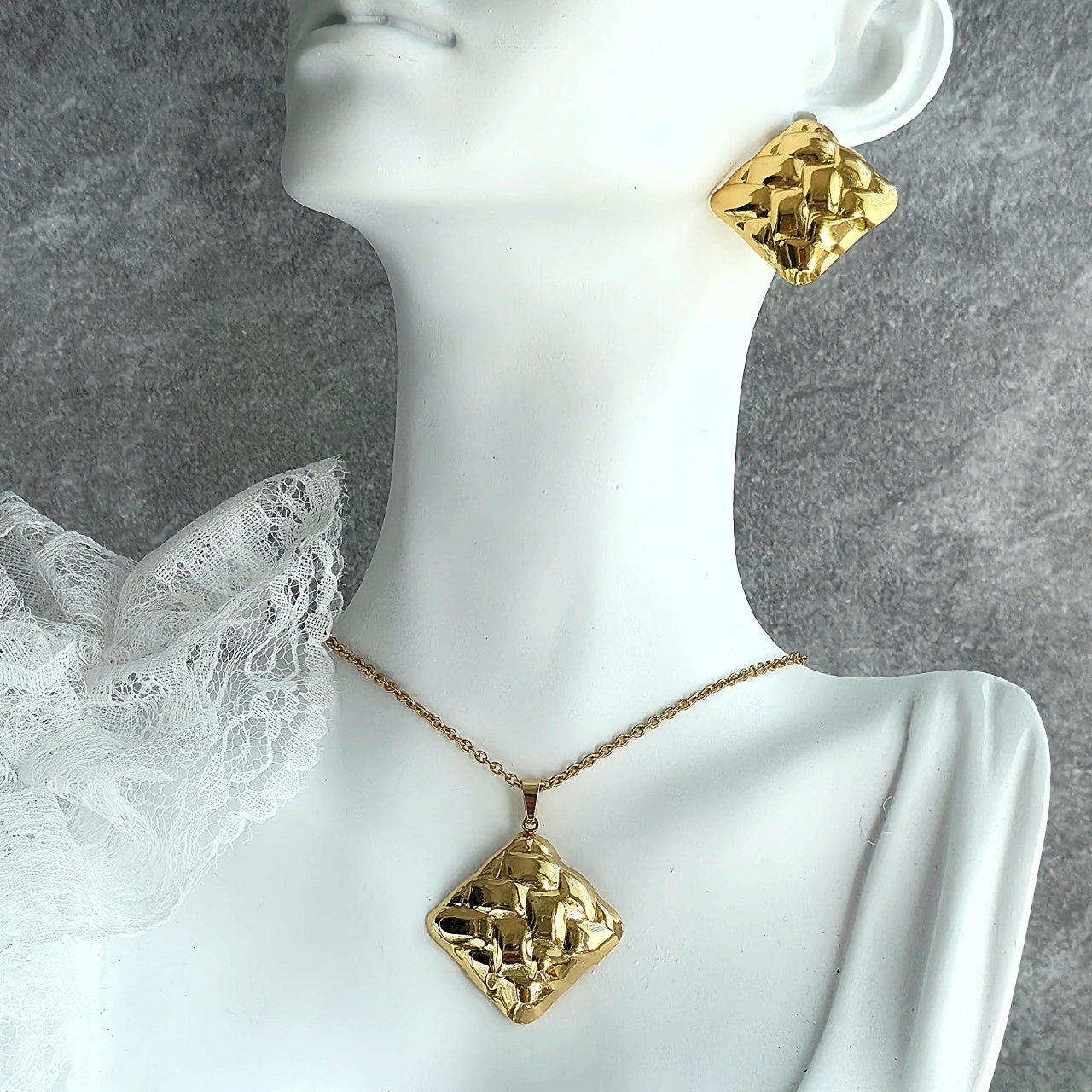 Set Lănțișor și Cercei Inox Auriu cu Pandantiv Romb Quilted - Elegant - Hipoalergenic