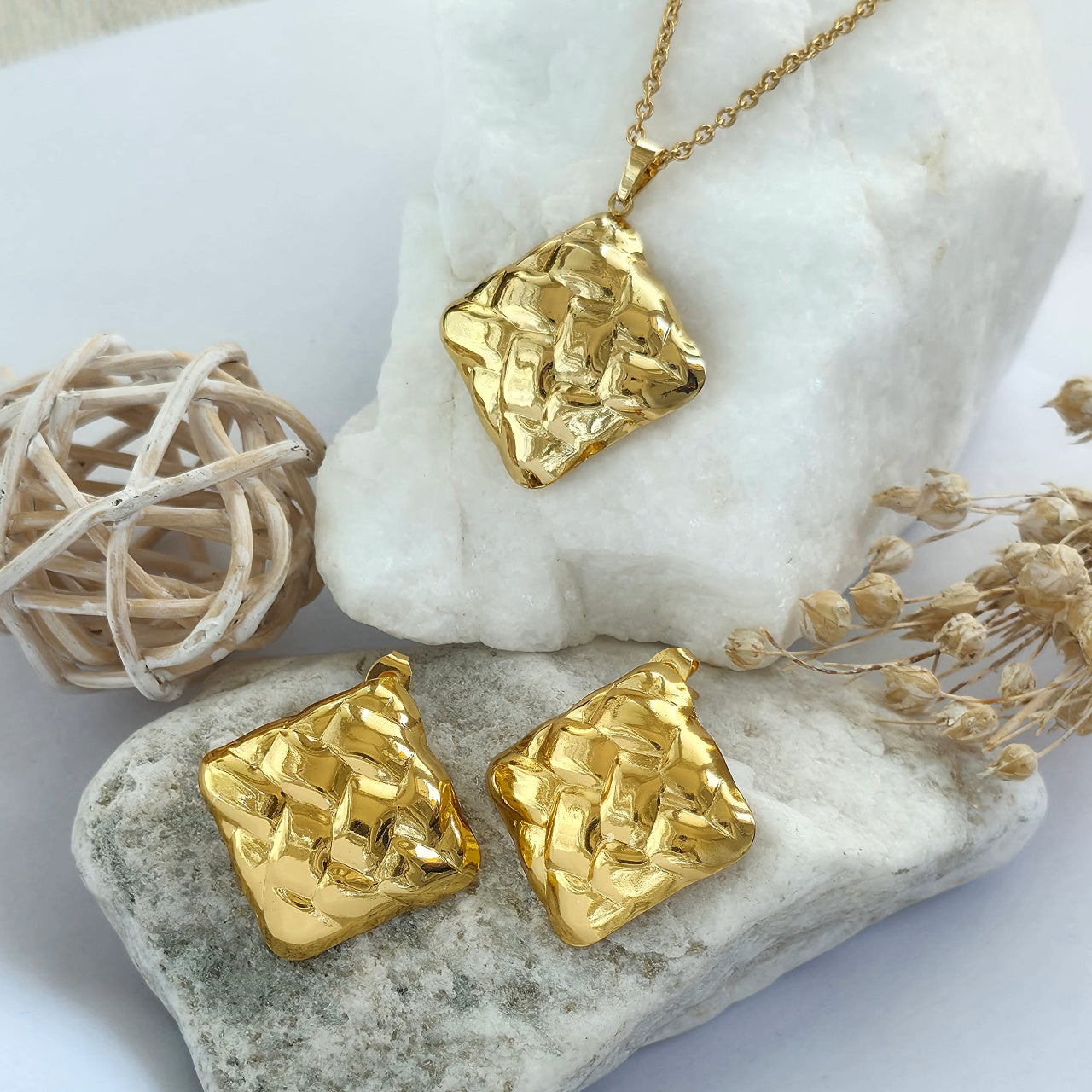 Set Lănțișor și Cercei Inox Auriu cu Pandantiv Romb Quilted - Elegant - Hipoalergenic