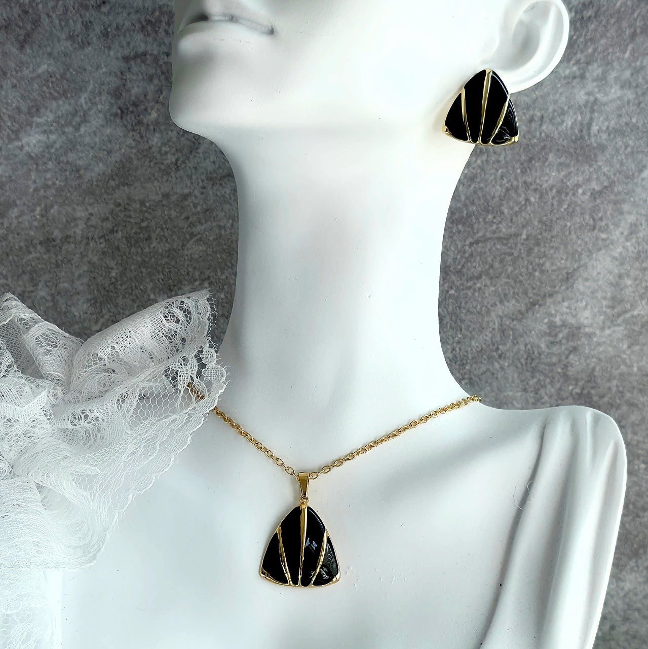 Set Lănțișor și Cercei Inox Auriu-Negru cu Pandantiv Triunghi - Statement - Hipoalergenic